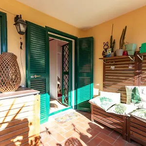 Appartement Colored House Until 7 People Above Sqplebiscito, Naples